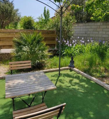 Cannes-et-Clairan Apartment | appartement indépendant f2 avec terrasse et jardin