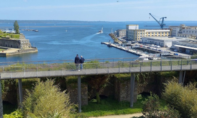 Rive Droite Apartment | Appartement la Pérouse sea and castle view