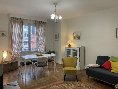 Moulins Apartment | Appartement lumineux au cœur de Moulins avec balcon, parking et équipements complets - FR-1-489-398