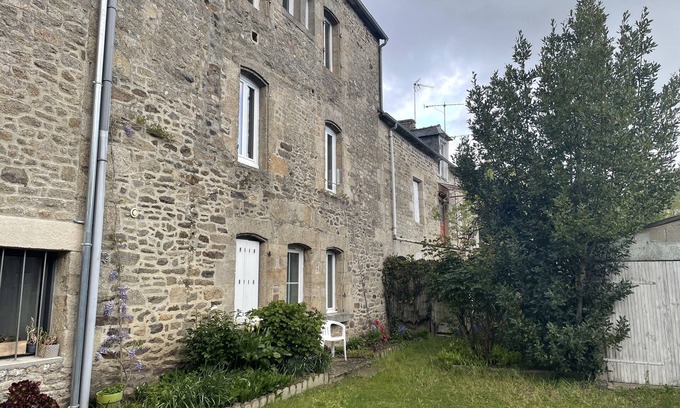 Dinan Apartment | Appartement RDC Avec Cour Commune à 5 Minutes de la Gare