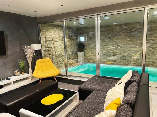 Mutzig Apartment | Appartement Standing piscine intérieur privatisée .