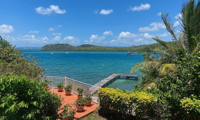 Pointe du Bout Apartment | Appartement sur le bord de la mer avec piscine partagée.