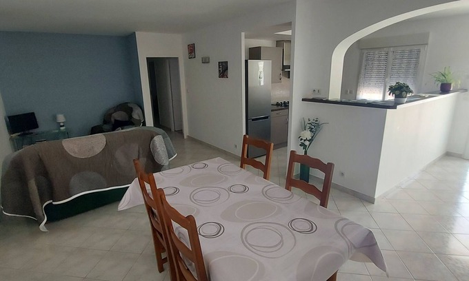 Montreal-la-Cluse Apartment | Appartement T3 Dans une Maison Individuelle