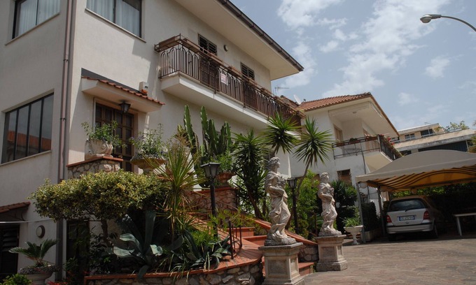 Gianola Apartment | Appartment for 8 people= 4 Bedrooms 2badroomnbig balcony Lounge 10min beach