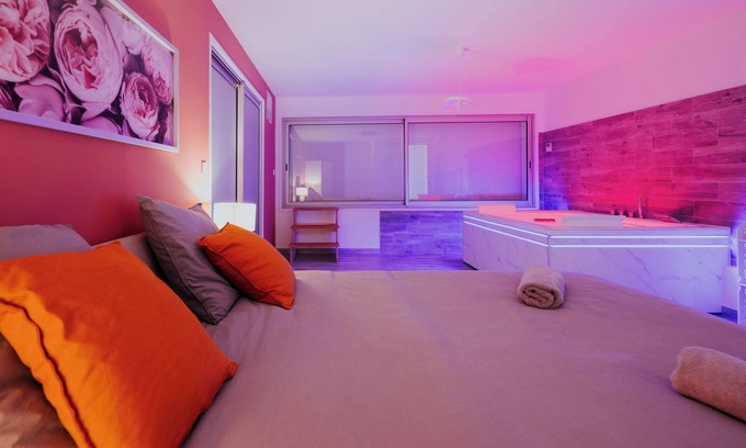 Valenciennes Apartment | AppartSpa59: Suite Tentation Balnéo Sauna (Secret Room optional)