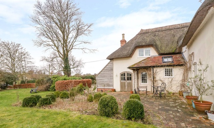 Tarrant Monkton Cottage | APPLE TREE COTTAGE, family friendly, with hot tub in Blandford Forum