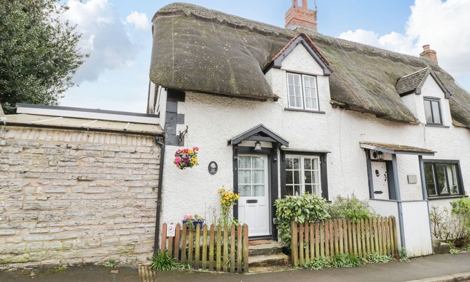 Harvington Cottage | APPLE TREE COTTAGE, character holiday cottage in Harvington