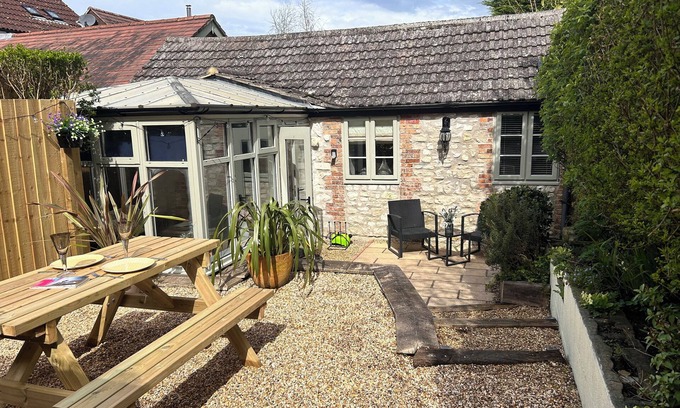 Osmington Mills Cottage | APPLE TREE COTTAGE, pet friendly, with a garden in Preston