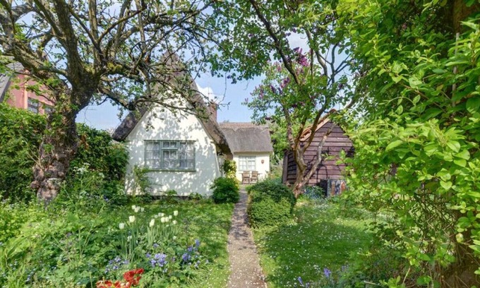 Newmarket House | Apple Tree Cottage - Two Bedroom House, Sleeps 4