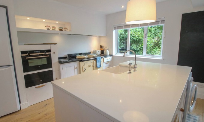 Pembridge Cottage | APPLECROFT, pet friendly, character holiday cottage in Pembridge