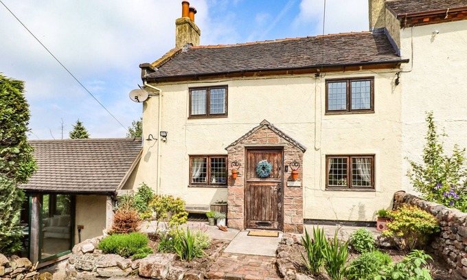 Cauldon Low House | APPLEGARTH COTTAGE, family friendly, with open fire in Ipstones