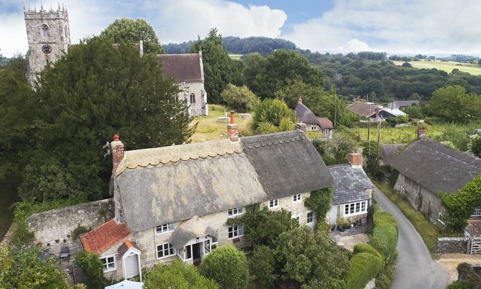 Donhead Saint Andrew Apartment | Appleyard Cottage is a beautiful thatched cottage with plenty of character and modern comforts. Loca