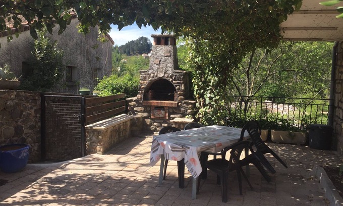 Vals-les-Bains House | Apt f2 on the ground floor of villa, garden, barbecue 450m from the town center and shops.
