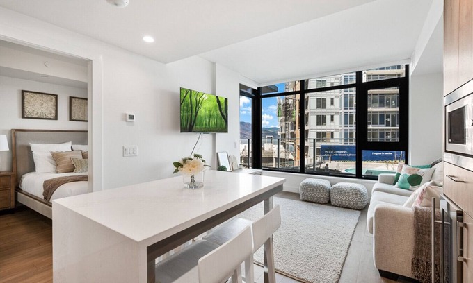 South Pandosy Condo | AQUA Corner Unit w Balcony and Amazing View #614