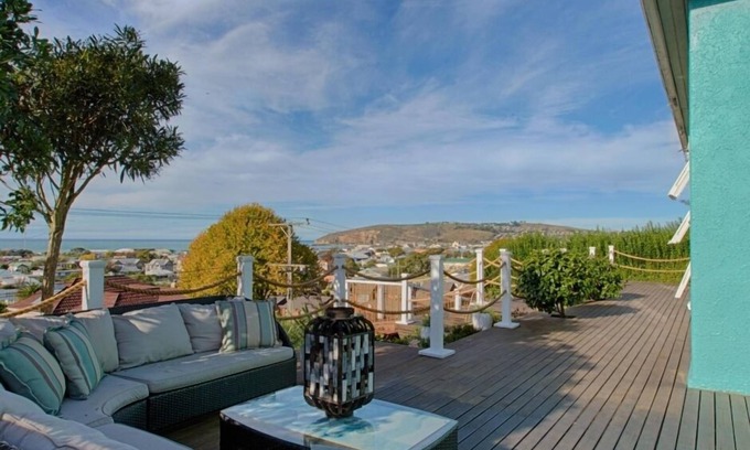 Oamaru House | Aqua on Reed - Sensational views of town and sea