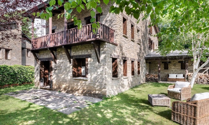 Hoz de Jaca Ski Chalet | AQUATERRA LODGES LUXURY