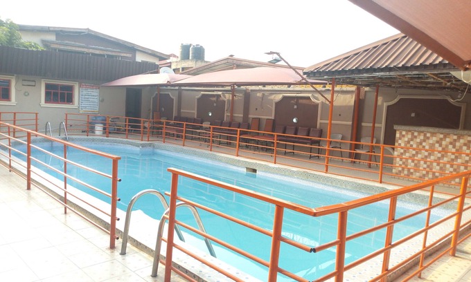 Surulere Bed & Breakfast | Aquatic Suites & Lounge