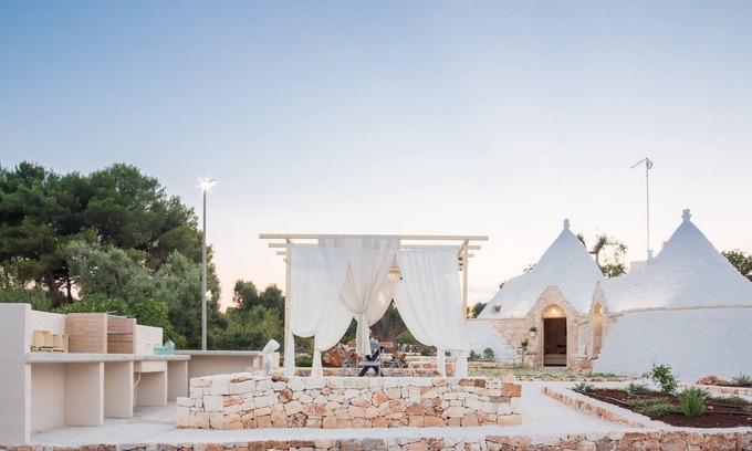 Ceglie Messapica House | arabesque trulli, 3 cones of which 2 communicating for a total of 5 beds