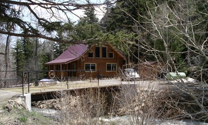 Idaho Springs Cabin | Arapaho Cliffs Log Cabin on Chicago Creek