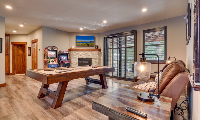 Pioneer Trail House | Arcades, Sauna, Spa, Pool Table, Dreamy Chefs Kitchen: The Lodge