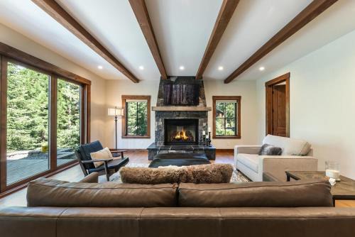 Comstock Acres House | Arcadia Manor on the West Shore - Newly Built - 5 BR w Wet Bar EV Charger and Air Conditioning