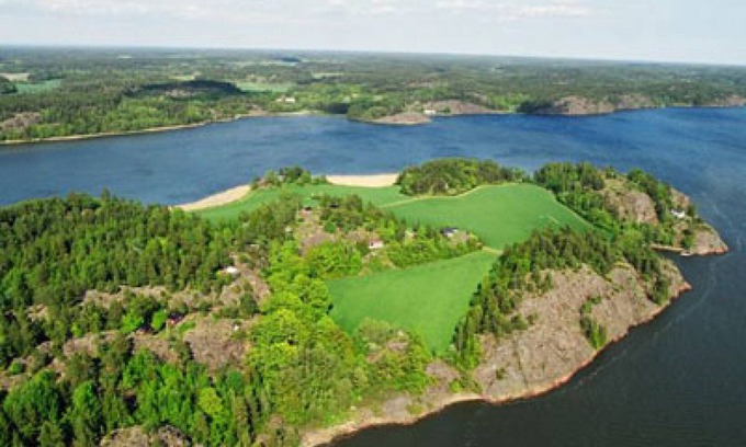 Norrkoping Municipality House | Archipelago cottage with lake views in all 3 directions