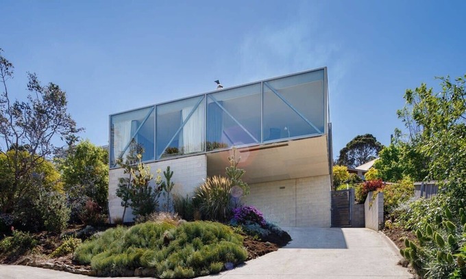 Taroona House | Architectural Glass House with Breathtaking Ocean Views