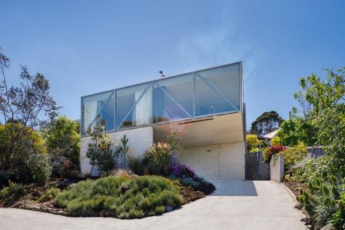 Taroona House | Architectural glass house with ocean views