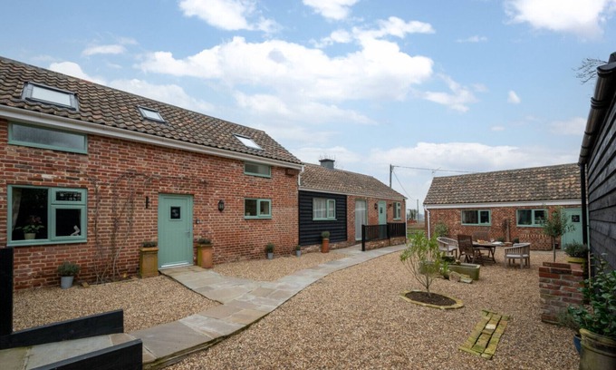 Sudbury House | Ardley Cottages - Four Bedroom House, Sleeps 8