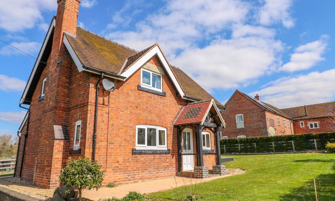Hollington Cottage | ARDSLEY COTTAGE - LONGFORD HALL FARM HOLIDAY COTTAGES in Ashbourne