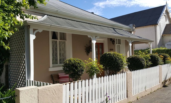 Evandale Cottage | Arendon Cottage - Charming Accommodation in the heart of historic Evandale.
