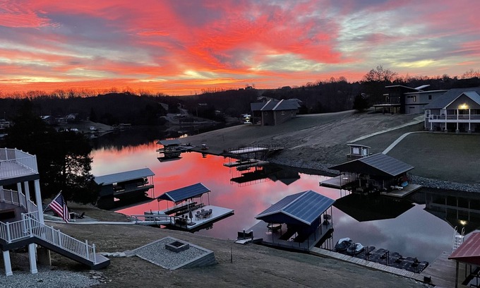 Williamstown Cabin | Ark Encounter - Lake Front Cabin, Large Dock, Screened Porch Outdoor Living!