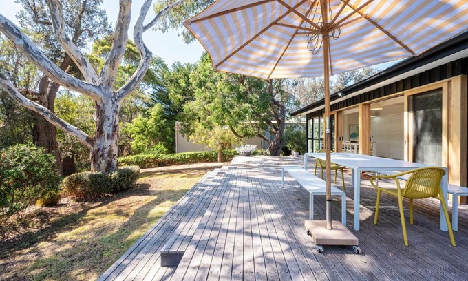Somers House | Arlo Beach House - Beachside, Pet Friendly, Fireplace