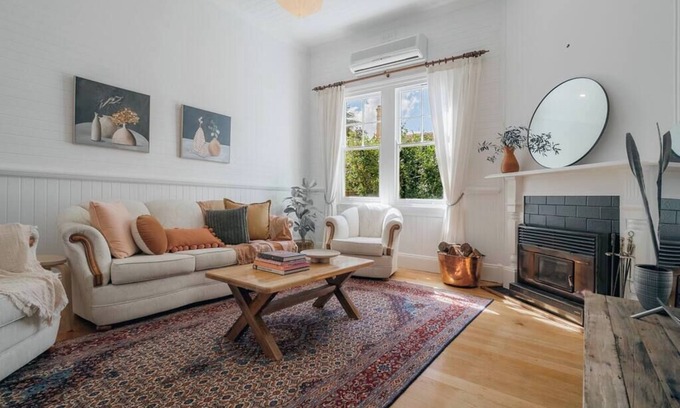Armidale House | Armidale's Quinn's Cottage - City Centre