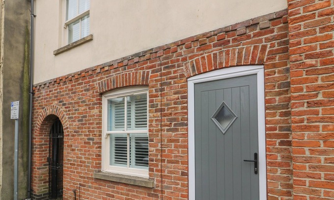 Beverley House | ARMSTRONG COTTAGE, family friendly, with a garden in Beverley