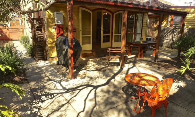 Gardenvale Cottage | Art Deco Inspired Country Style 2bdrm House, Single Level, Free Parking & Wifi