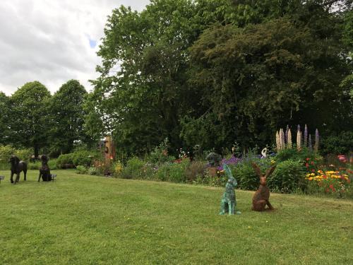 Llanvair Kilgeddin Bed & Breakfast | Art House B & B
