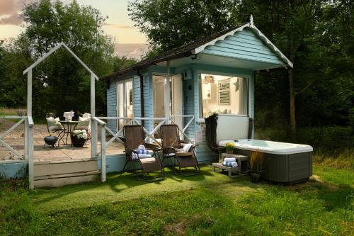 Blandford Saint Mary House | Art Studio - Connect to Nature in the Hot Tub at Cosy Studio