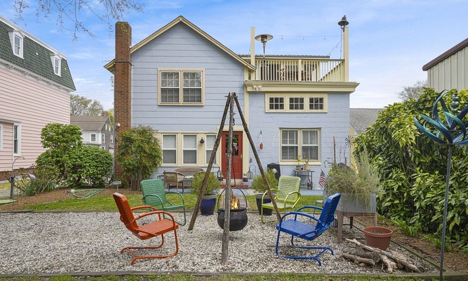 Wachapreague Apartment | Artist Apartment - Idyllic villa steps from Town & the waterfront!