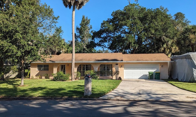 Jacksonville Beach House | Artist's Beach Retreat under the Oaks with Hot Tub near Mayo