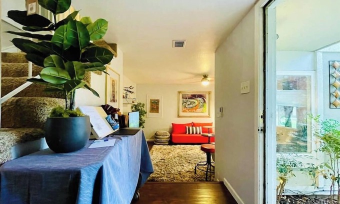 Southeastern Sacramento Condo | Artist's Condo with 2 Bedroom & Arcade