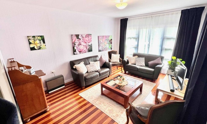 East Toowoomba House | Artist's Cottage - Cosy Home in Quiet Leafy Street
