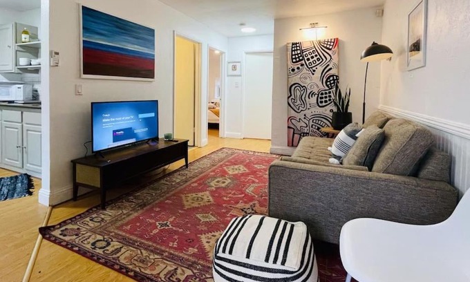 North Oak Park House | Artist's retreat near the heart of the city