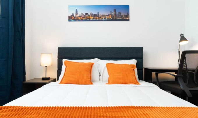 Uptown Apartment | Artistic Loft Rooftop | 13 mins DT | 4 mins Lake