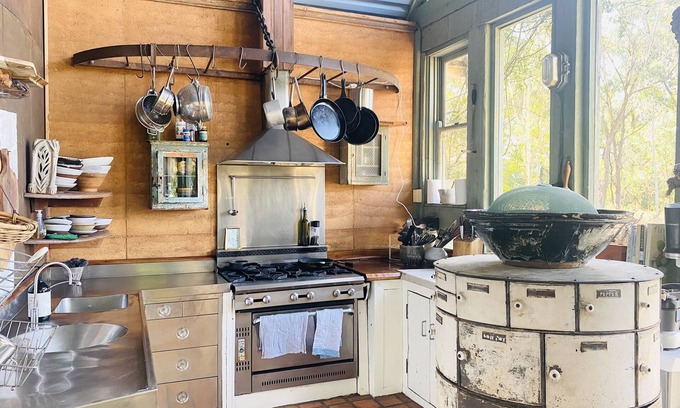 Lake Bathurst House | Artist’s country house on 40 acres