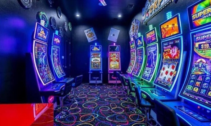 Reunion House | As Seen On TV Casino/Karaoke 11000 Square Foot Mansion. Spa/Golf/Arcade/11Br