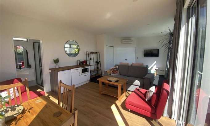 Albert Town Apartment | Ash Ave - Guest House/Apartment