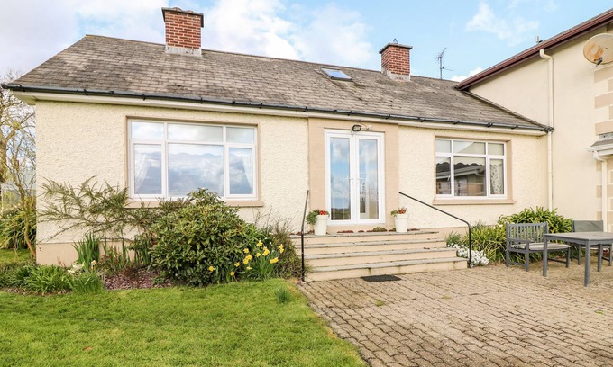 Monamolin Cottage | ASH DRIVE HOUSE, family friendly in Ballycanew, County Wexford
