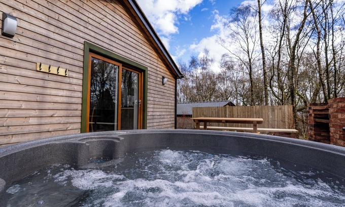 Farley Cabin | Ashenhurst; woodland lodge for 4 with hot tub, BBQ, near Alton Towers.