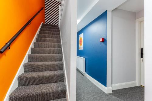 Ashton-under-Lyne House | Ashton Getaway Sleeps 14 Free Parking